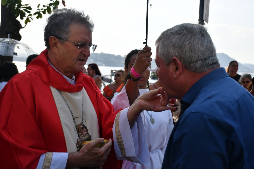 Organizada pela Capela de São Pedro de Jurujuba e apoiada pela Colônia de Pescadores do bairro, a festa inclui diversas atividades, como missas, procissões, shows e barracas com comidas típicas e apresentação de quadrilha.