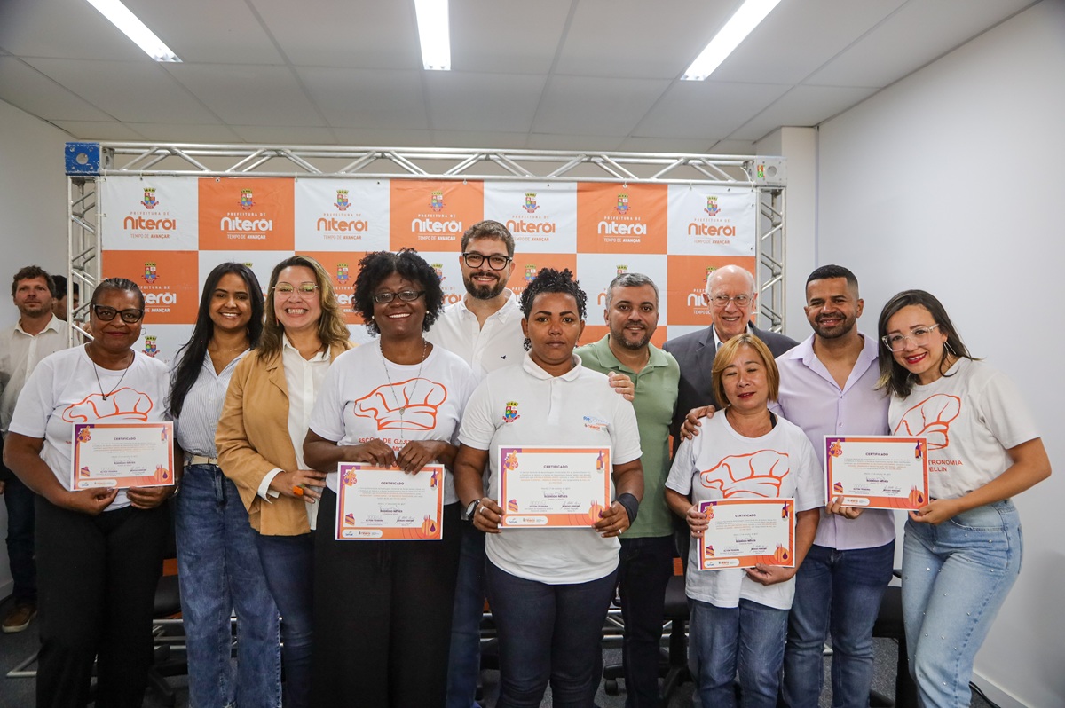 Prefeitura de Niterói entrega diploma aos novos formandos na Escola de Gastronomia Nédio Mocellin, no Fonseca