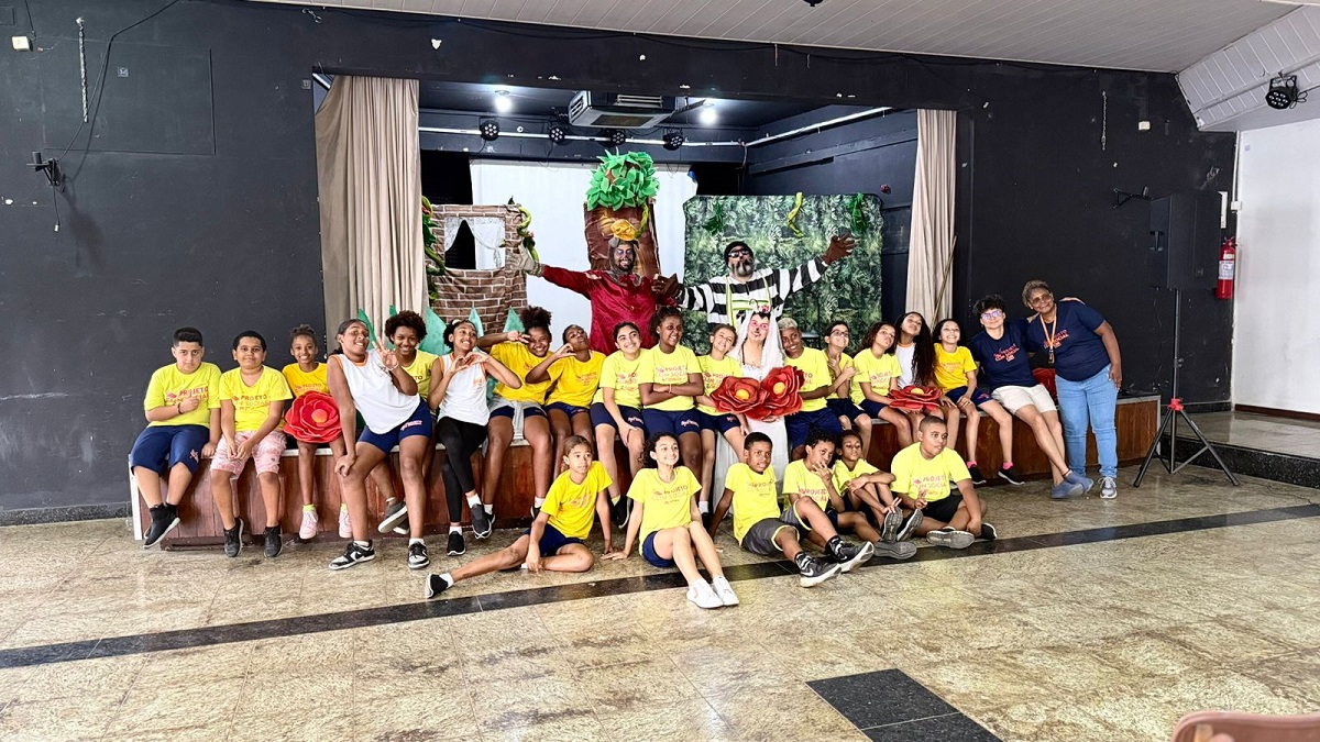 Jovens do projeto Clin Social participam de atividades de lazer em comemoração ao Dia das Crianças