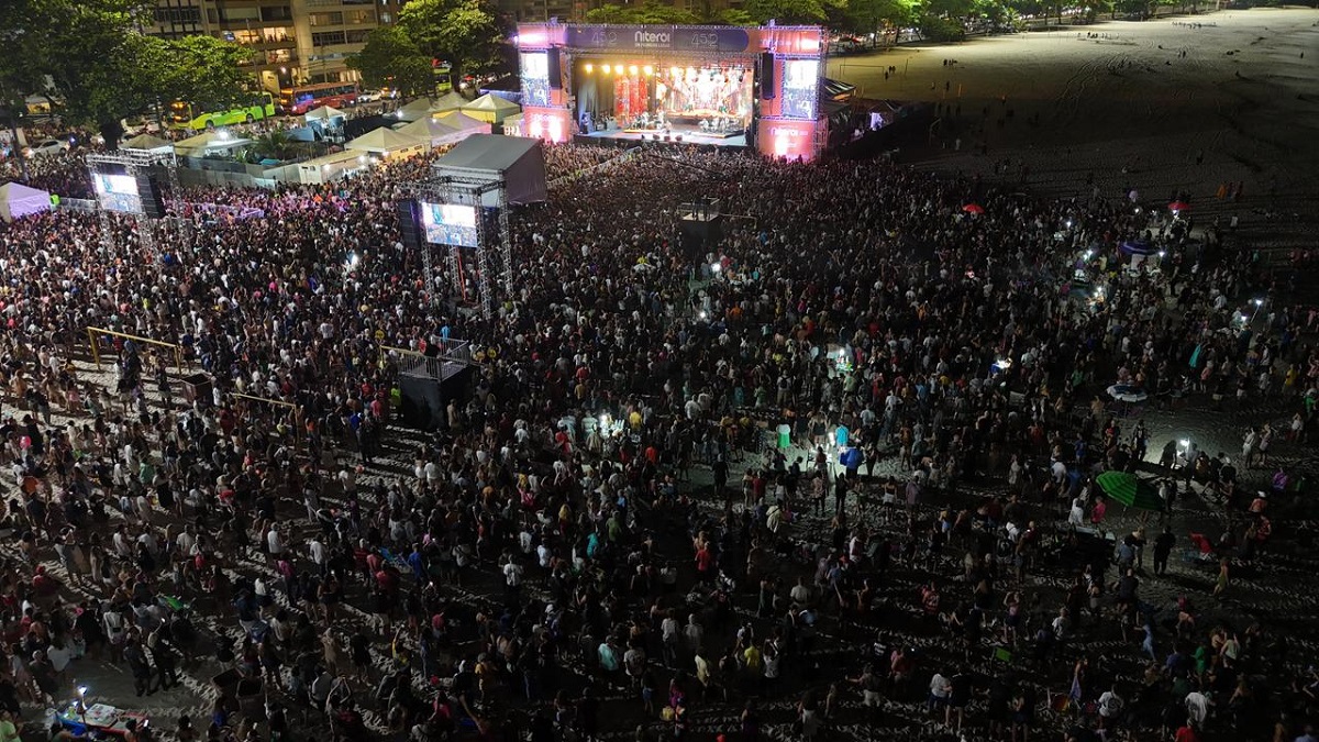 Zeca Pagodinho embala Niterói no aniversário de 452 anos da cidade