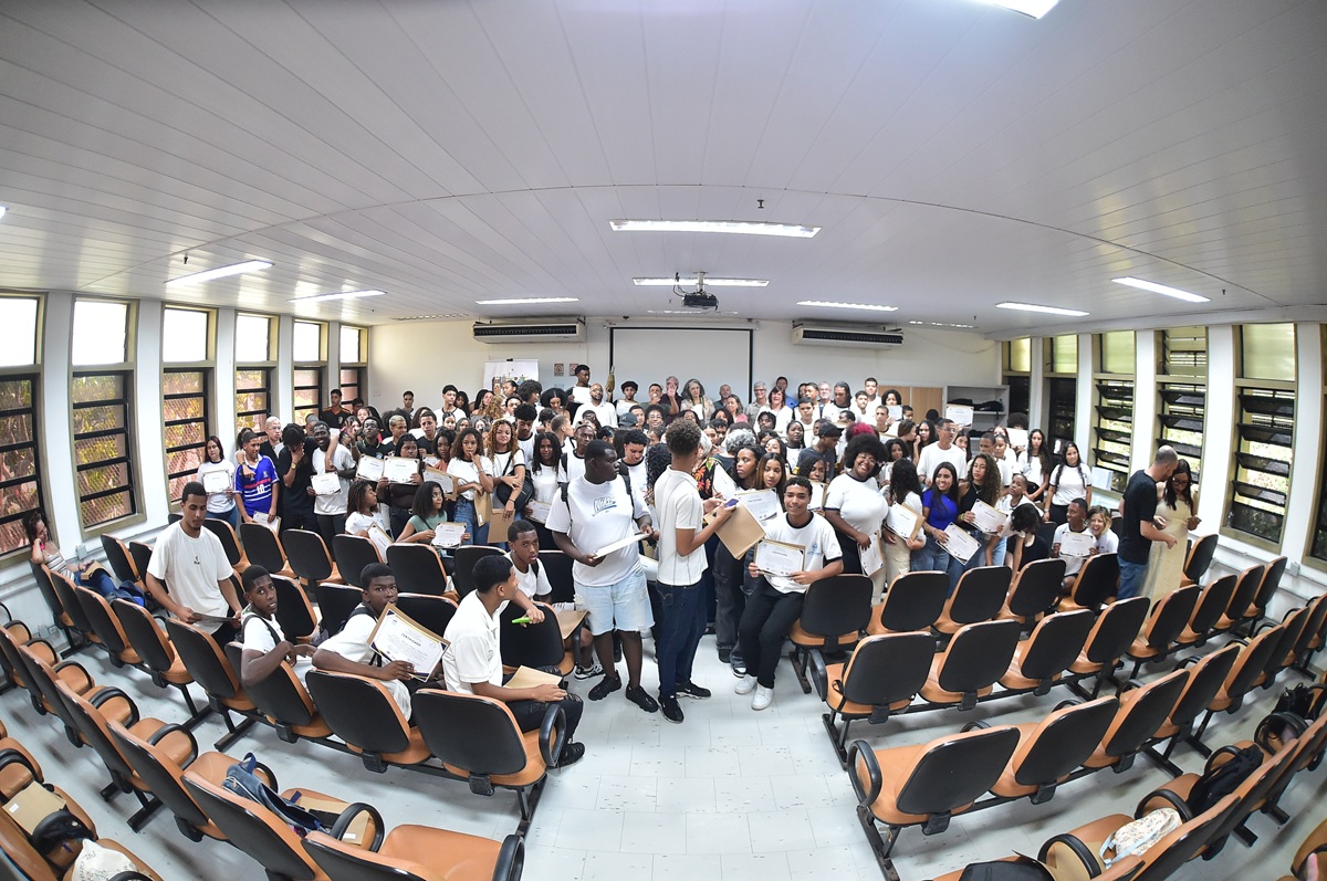 Mais de 180 alunos de Niterói recebem certificados do projeto imersivo “Quem Sabe de Mim Sou Eu”