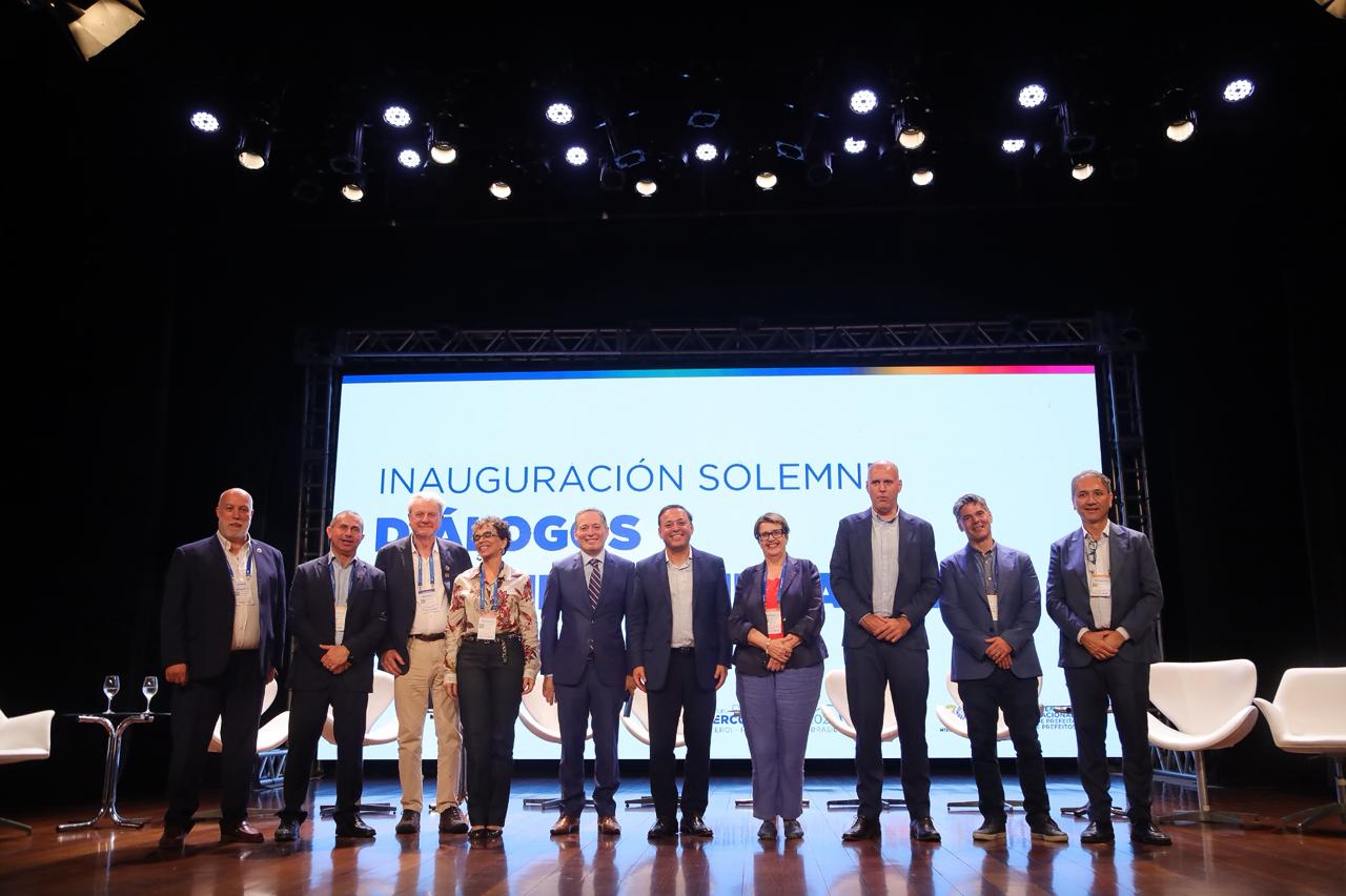 Dezenas de prefeitos da América Latina visitam o Centro Integrado de Segurança Pública de Niterói