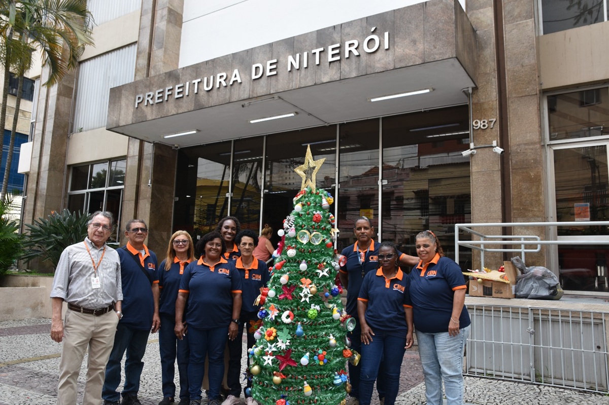 Companhia de Limpeza de Niterói inaugura Árvore de Natal sustentável na Prefeitura
