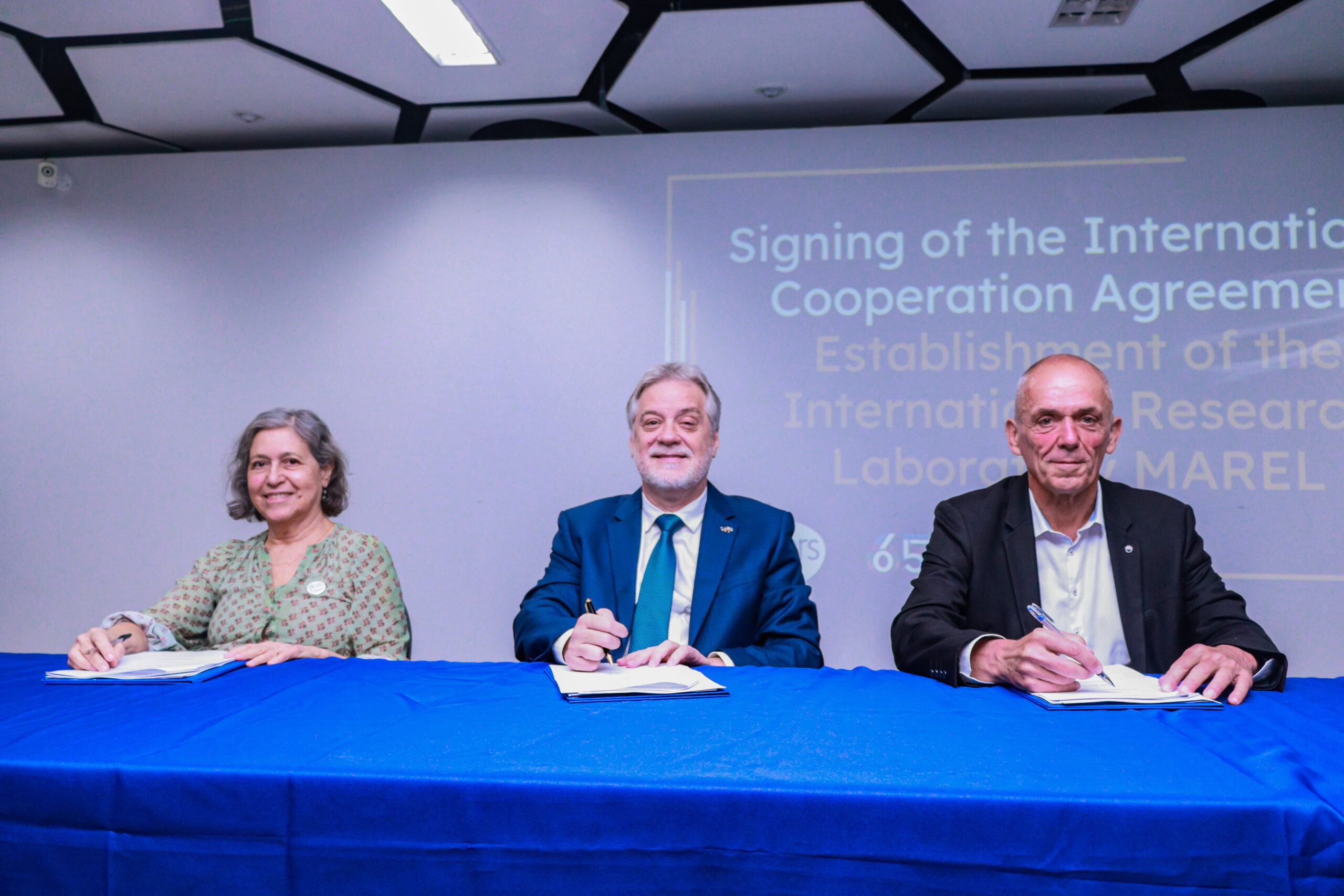 Acordo internacional cria o Laboratório MAREL de Eutrofização Marinha na UFF