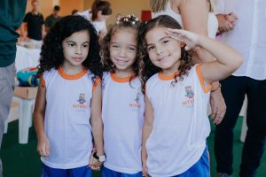 Educação de Niterói entrega uniformes e material escolar de 2026
