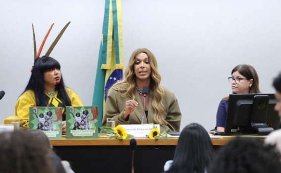 Deputada transgênero Erika Hilton assume comissão da mulher na Câmara dos Deputados e gera reação da oposição