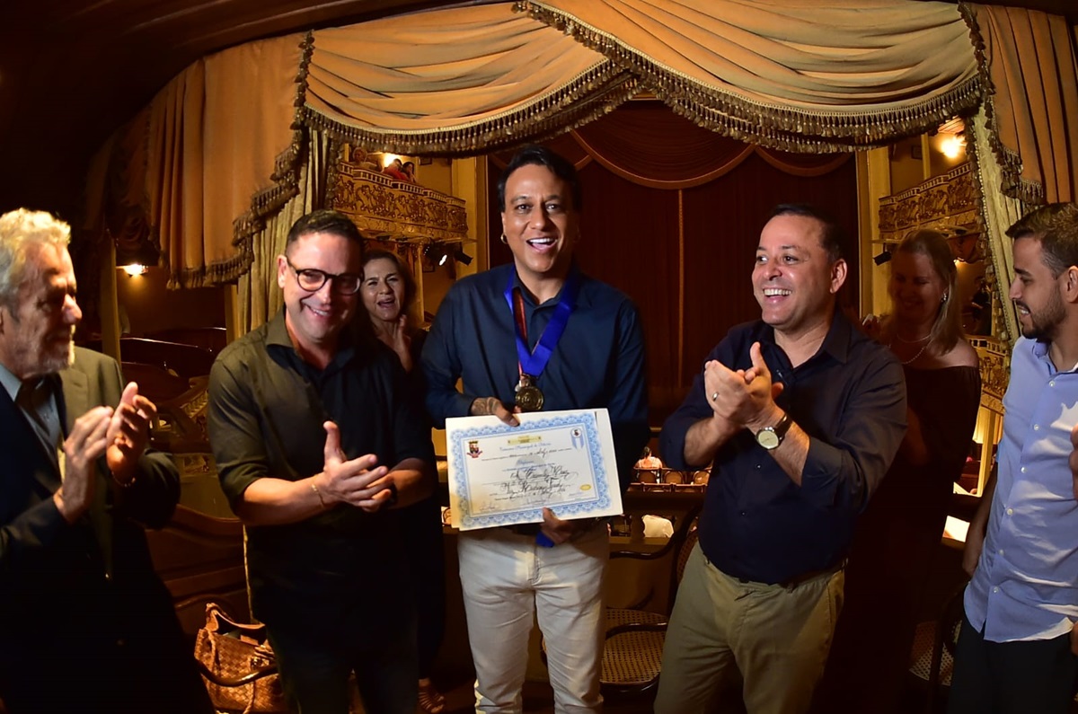 Filho de Tim Maia recebe Medalha Leila Diniz em Niterói na estreia do musical na cidade