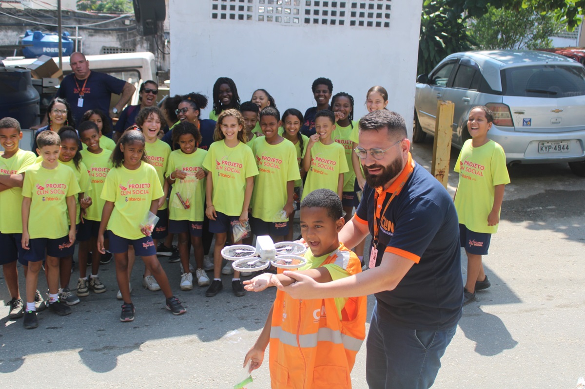 Crianças do projeto Clin Social fazem passeio especial à sede da Companhia de Limpeza de Niterói