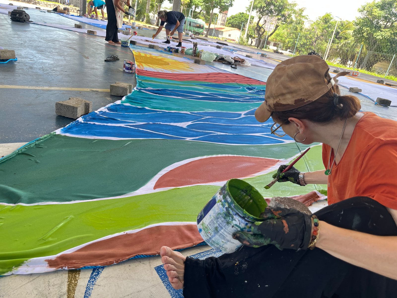 Fecomércio-CE: Aquavelas reúne artistas para pintura de velas de jangadas no litoral cearense