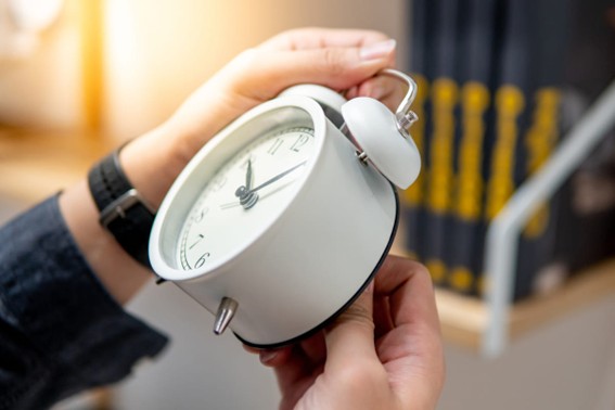 Parecer da 6×1 é adiado em meio à pressão para transição de 10 anos