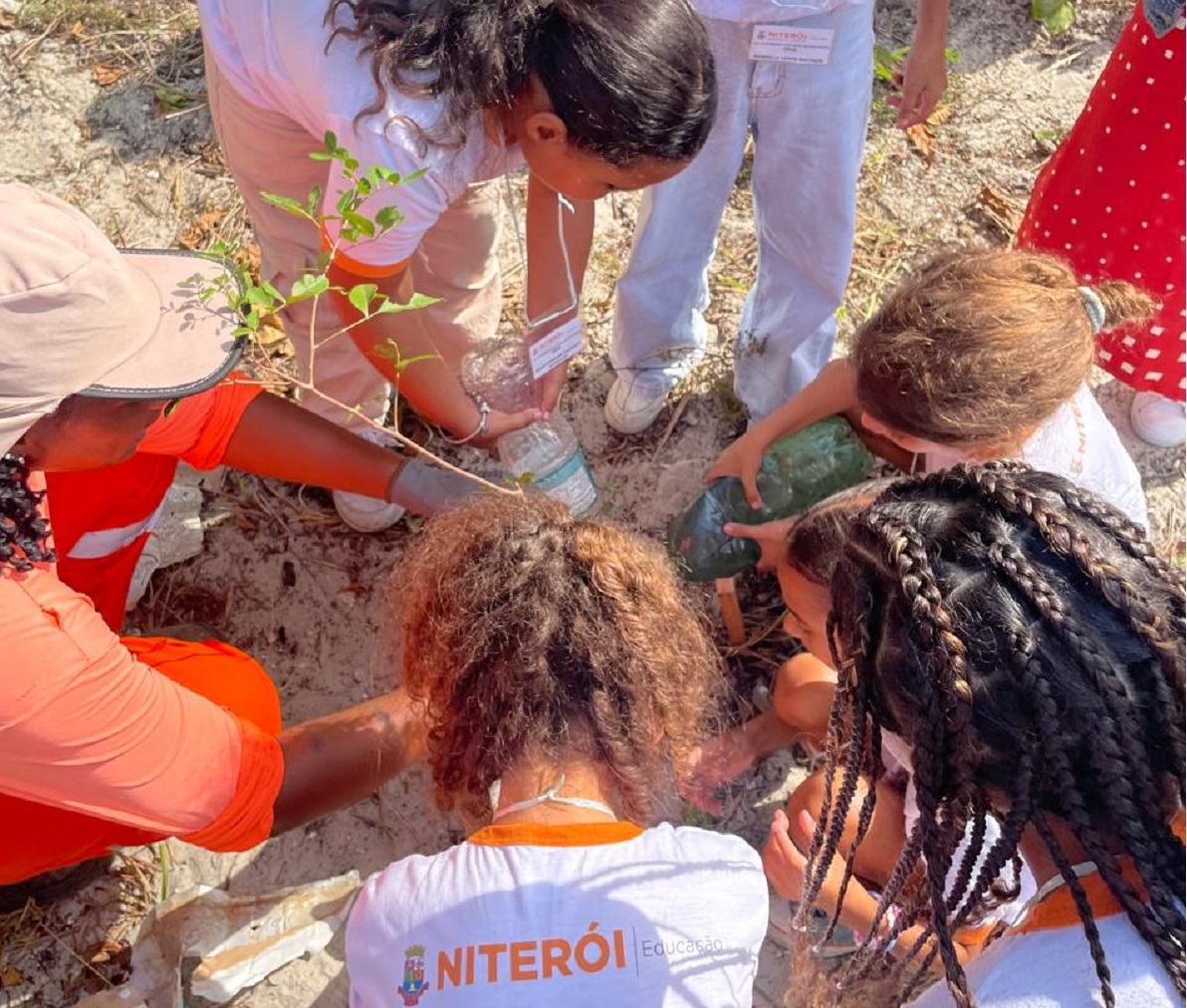 Prefeitura de Niterói realiza ação de recuperação ambiental no Parque Natural Municipal Morro do Morcego