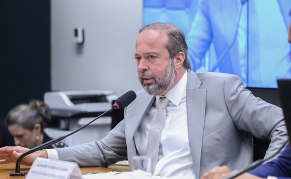 Comissão ouve ministro de Minas e Energia sobre antecipação da operação de termelétricas