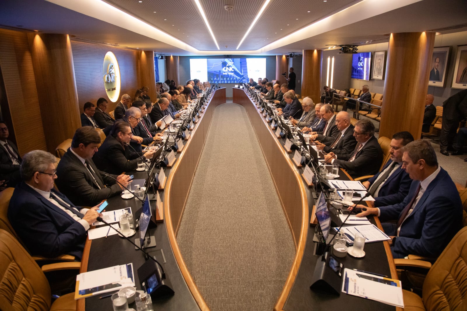 Diretoria avalia tributação, jornada de trabalho e faz balanço da Semana S