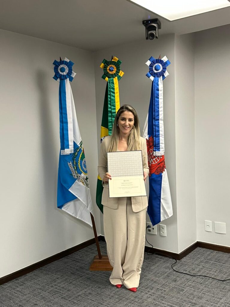 Estudo em química orgânica concede prêmio internacional a pesquisadora da UFF
