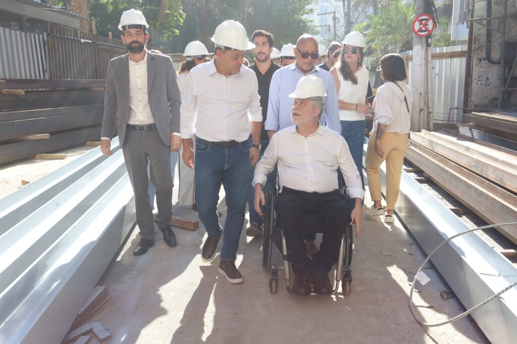 Prefeito Rodrigo Neves e reitor da UFF vistoriam obras do Novo Cinema ...