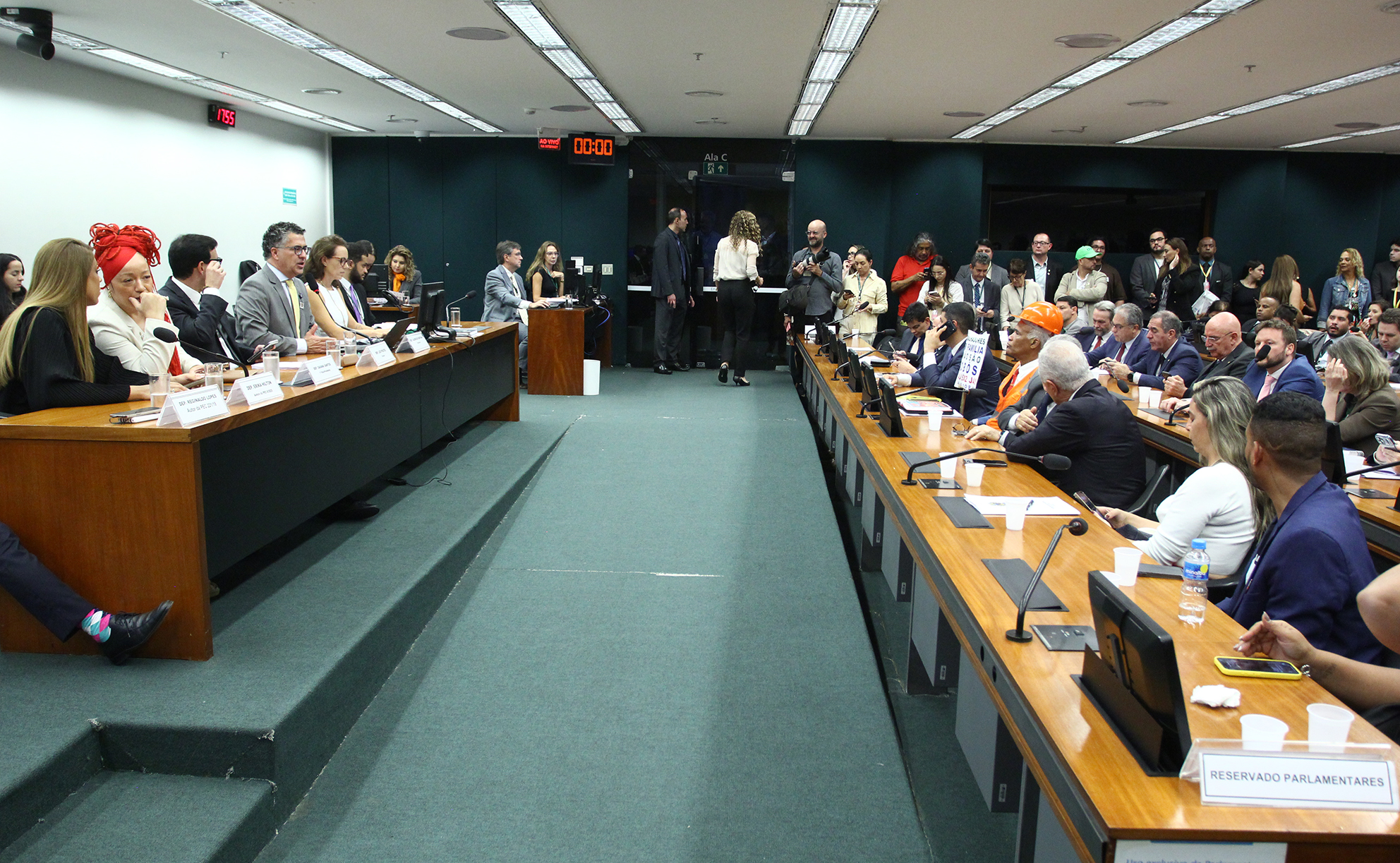 CNC aponta riscos em relatório que propõe redução constitucional da jornada