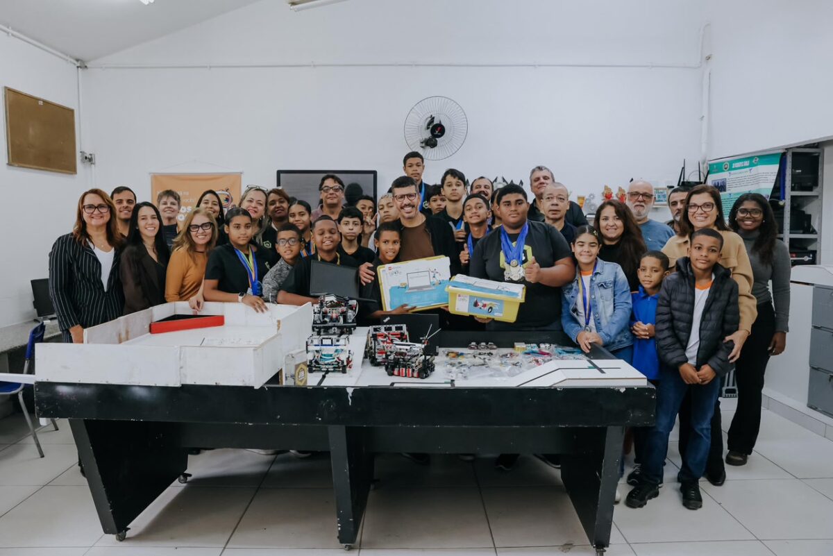 Prefeitura de Niterói entrega novos equipamentos de robótica à Escola Municipal João Brazil