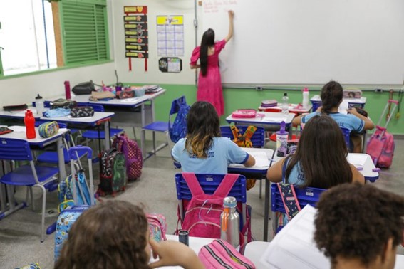 CCJ aprova projeto que obriga uso de hora-aula no cálculo da jornada de professores