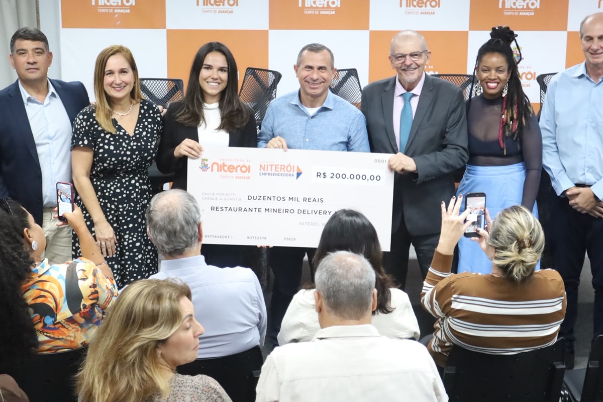 Niterói Empreendedora realiza mais uma entrega de cheques simbólicos para beneficiários do programa