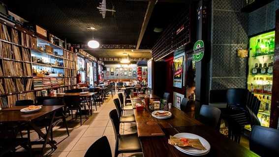 Comissão aprova proposta que obriga restaurantes a oferecerem cardápios impressos