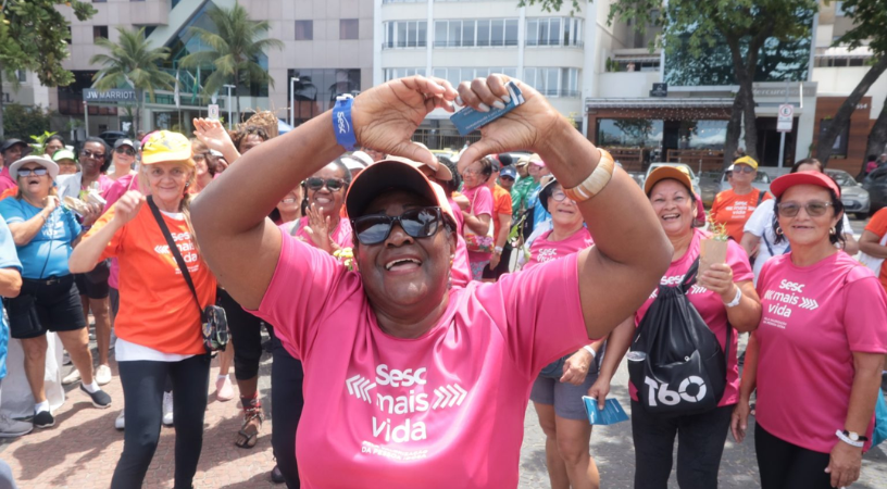 Sesc-RJ: caminhada celebra os 60+ com o bloco Quizomba na orla de Copacabana