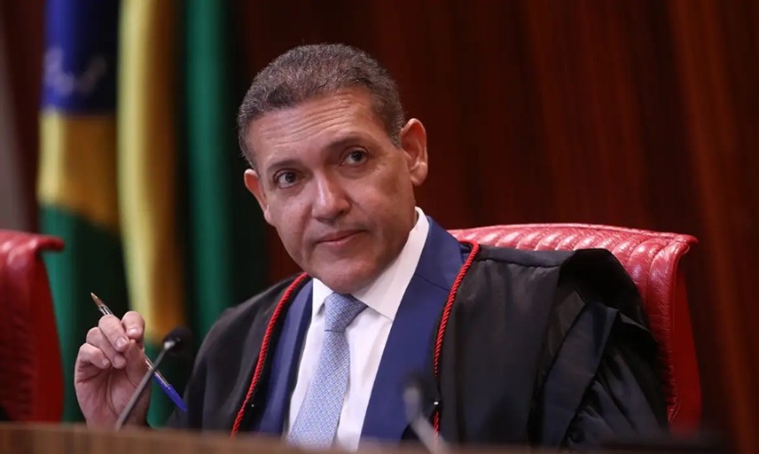 Presidente do TSE defende urna eletrônica em reunião com embaixadores