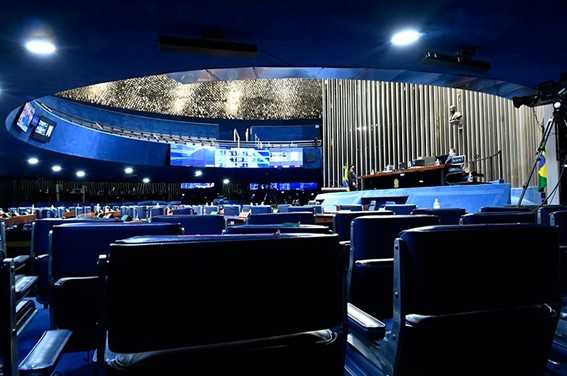 32 senadores tentam a reeleição neste ano