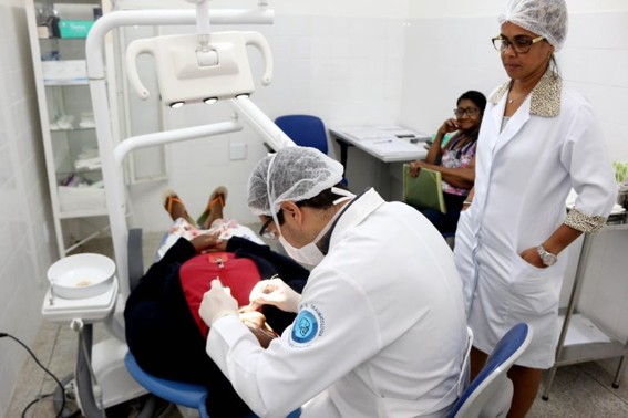Projeto fixa piso salarial de R$ 3.624 para auxiliares médicos e odontológicos