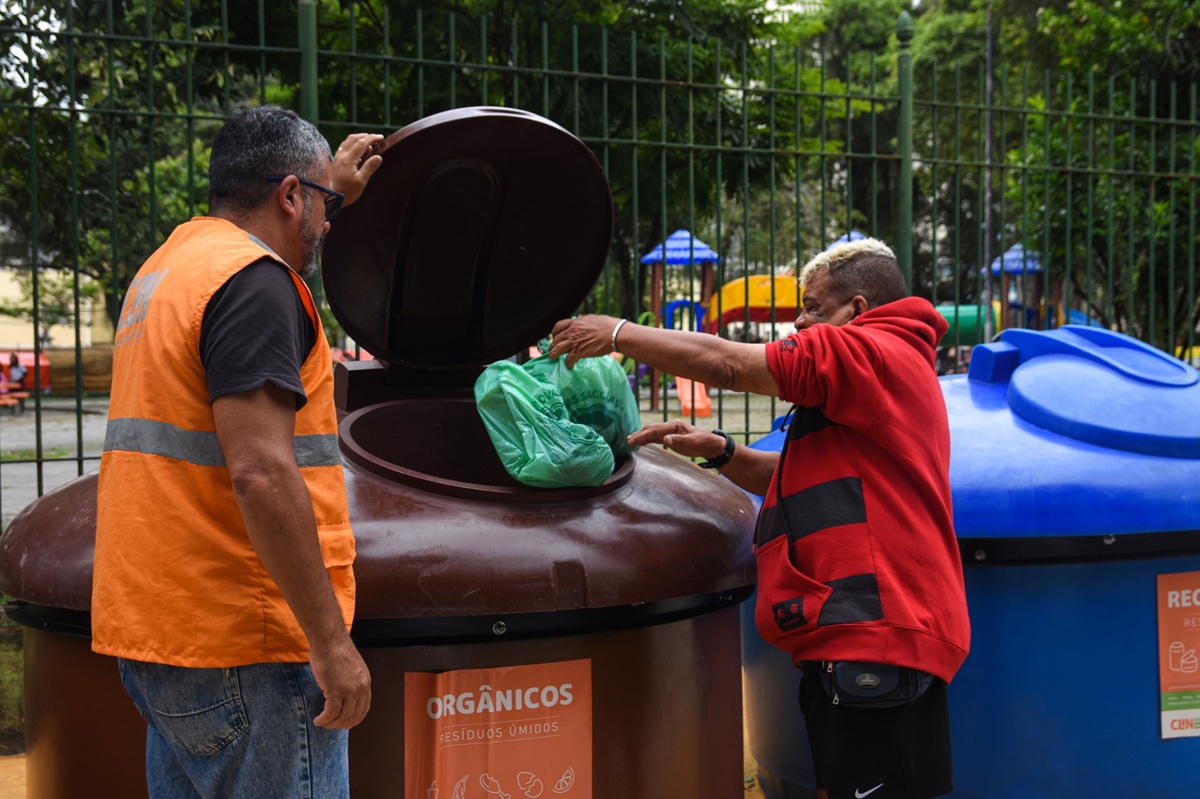 Clin intensifica coleta seletiva com instalação de novos moloks no Centro de Niterói