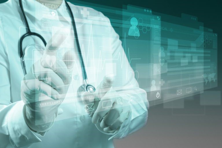 Projeto pune empresas que atrasarem pagamento de médicos