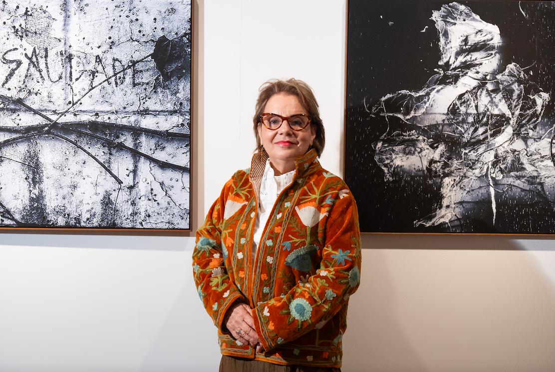 Questões ecológicas e existenciais regem a mostra “Fogo-fátuo”, da artista visual carioca Sandra Gonçalves, que acontece na OMA Galeria, em SP