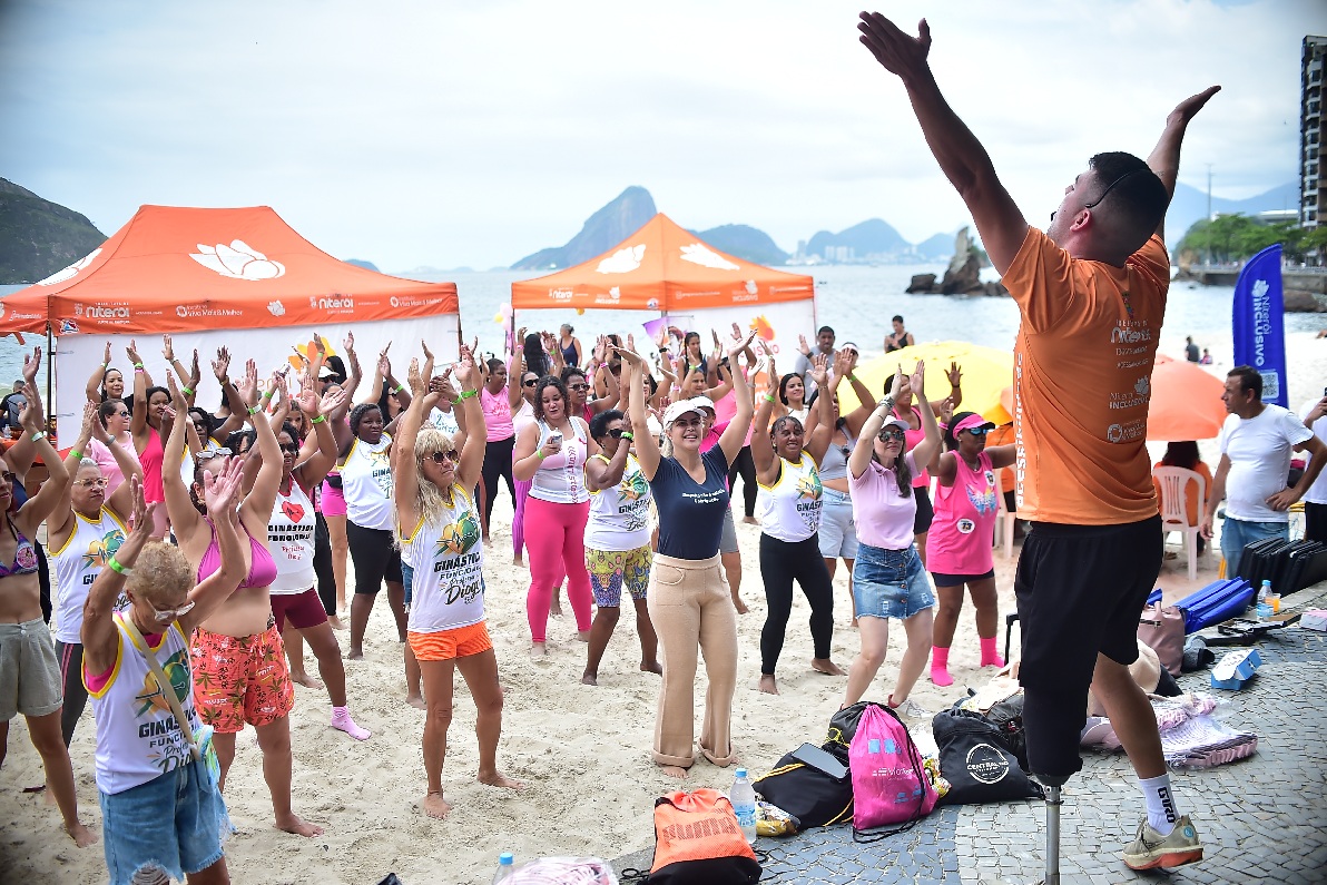 Outubro Rosa reúne mães, avós e filhos em manhã de cuidado, inclusão e prevenção na Praia de Icaraí