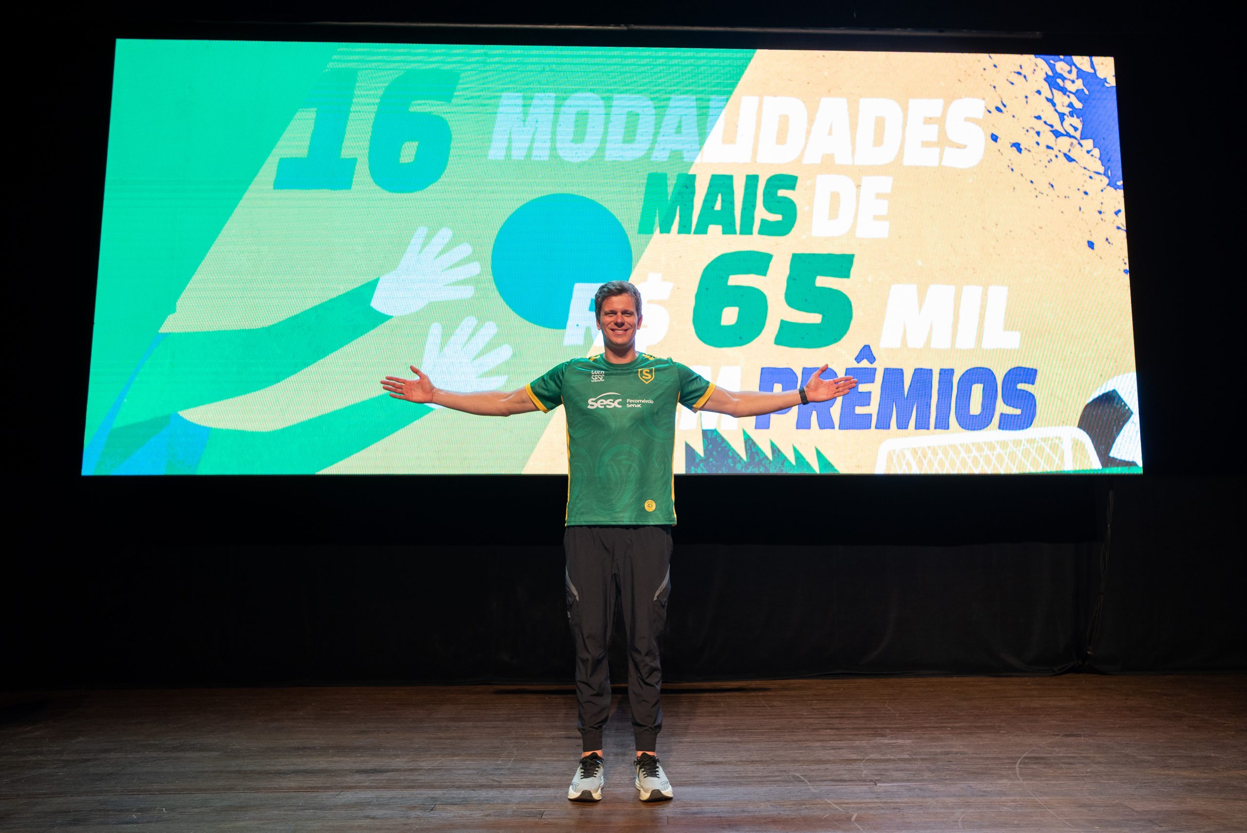 César Cielo inspira nadadores durante a 40ª Copa Sesc